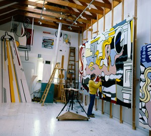 Roy Lichtenstein in his Southampton studio in 1977, photographed by Aurelio Amendola. © Aurelio Amendola